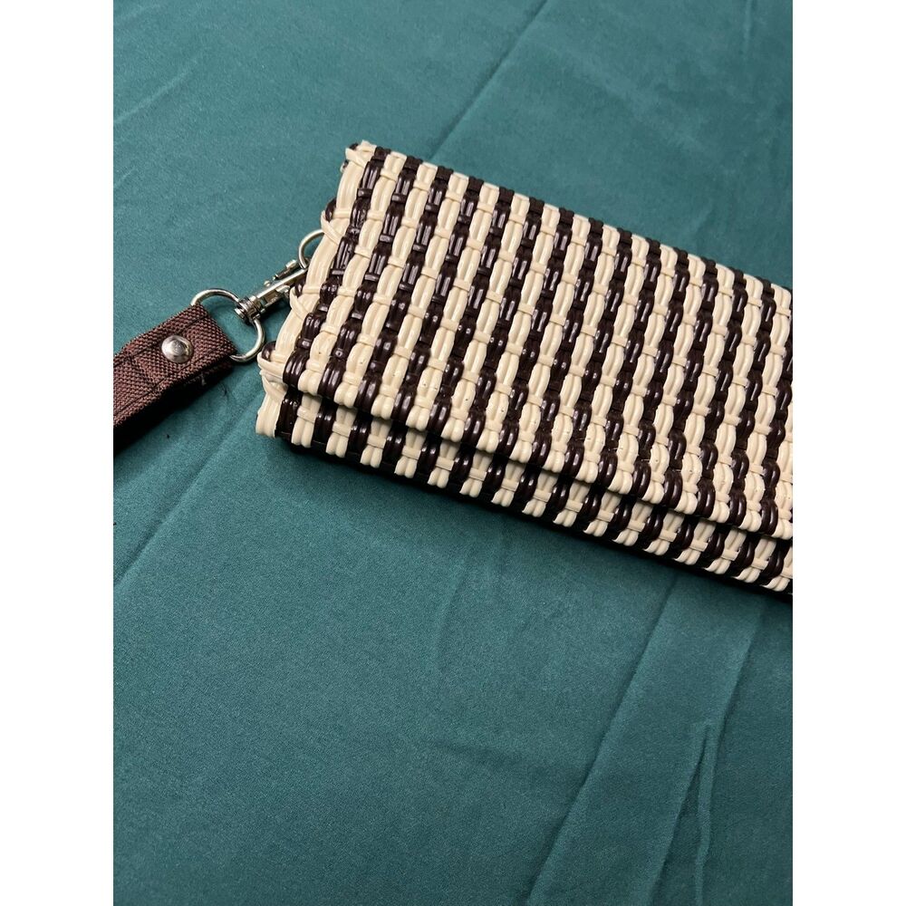 Creme and Black Plastic Rattan Trifold Wallet - Picture 4 of 5